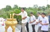 Các đồng chí lãnh đạo thắp hương tại bia tưởng niệm ngành Tuyên giáo của Tỉnh