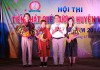 Ông Huỳnh Xuân Luật, (thứ hai bên trái) Ủy viên Ban thường vụ Huyện ủy,  phó Chủ tịch UBND huyện Vĩnh Thuận, Trưởng ban tổ chức Hội thi trao hoa cho Ban giám khảo hội thi