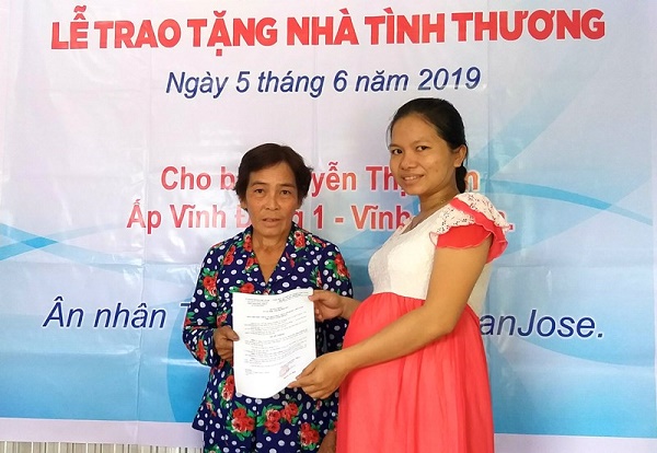 Trao nhà tình thương cho hộ cận nghèo