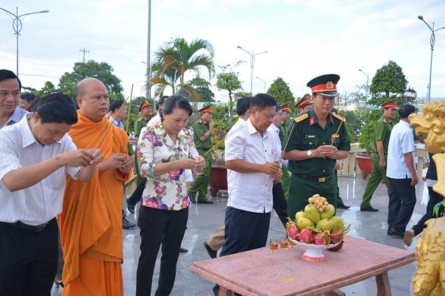 Viếng nghĩa trang liệt sĩ huyện nhân kỷ niệm 72 năm ngày Thương binh- Liệt sĩ (27/7/1947-27/7/2019)