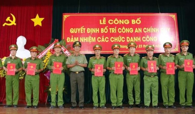 Điều động, bổ nhiệm Công an chính quy đảm nhiệm các chức danh Lãnh đạo Công an xã đối với 7/7 xã trên địa bàn huyện Vĩnh Thuận