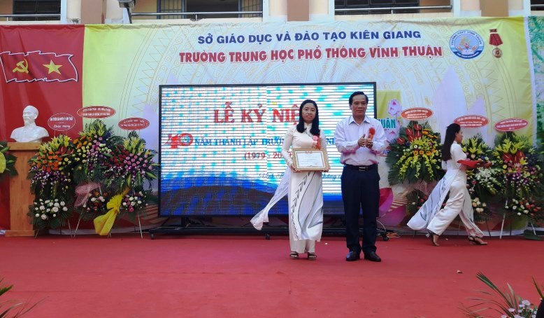 Lễ kỷ niệm 40 năm thành lập Trường THPT Vĩnh Thuận