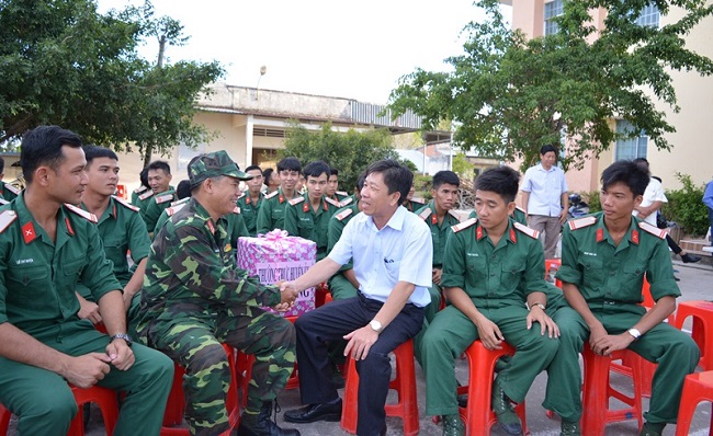 Đoàn lãnh đạo Huyện thăm hỏi động viên các chến sĩ Tiểu đoàn Bộ binh 207 Trung đoàn 893