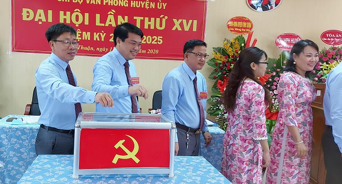 Đại hội chi bộ Văn phòng Huyện ủy lần thứ XVI, nhiệm kỳ 2020-2025