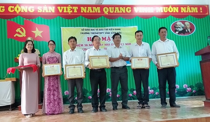 Trường THCS và THPT Vĩnh Bình Bắc họp mặt ngày Nhà giáo Việt nam 20/11