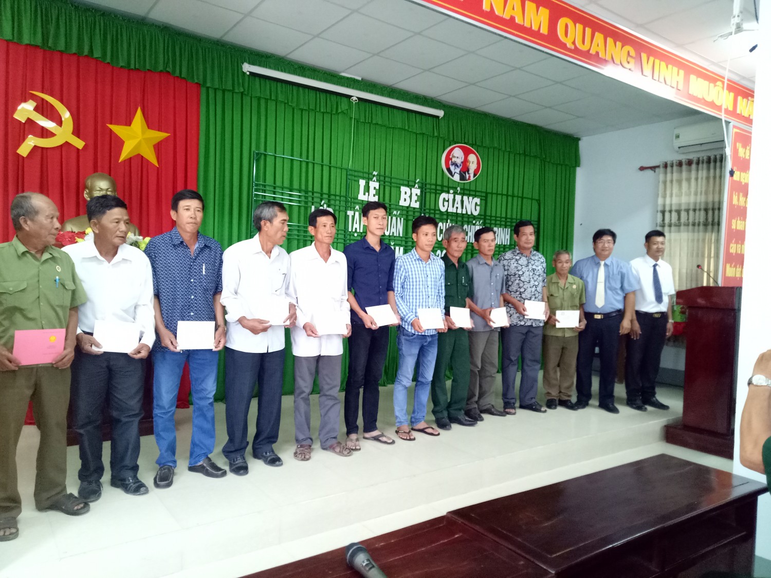 Đồng chí Ths. Võ Thanh Xuân, TVHU, Trưởng Ban Tuyên giáo - Giám đốc Trung tâm bồi dưỡng chính trị trao giấy chứng nhận cho các đồng chí