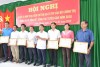 Ông Huỳnh Thanh Bình, Phó bí thư, Chủ tịch UBND huyện Vĩnh Thuận trao giấy khen cho các tập thể