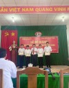 Đ/c Võ Thanh Xuân, TVHU, Trưởng Ban Tuyên Giáo- Giám đốc TTCT tặng giấy khen học viên