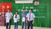 Đồng chí Võ Thanh Xuân, UVBTV, Trưởng Ban Tuyên giáo Huyện ủy, Giám đốc Trung tâm chính trị huyện trao quyết định ban cán sự lớp